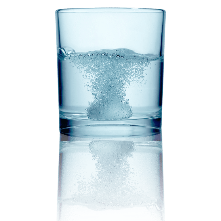 Bicchiere di vetro con acqua depurata