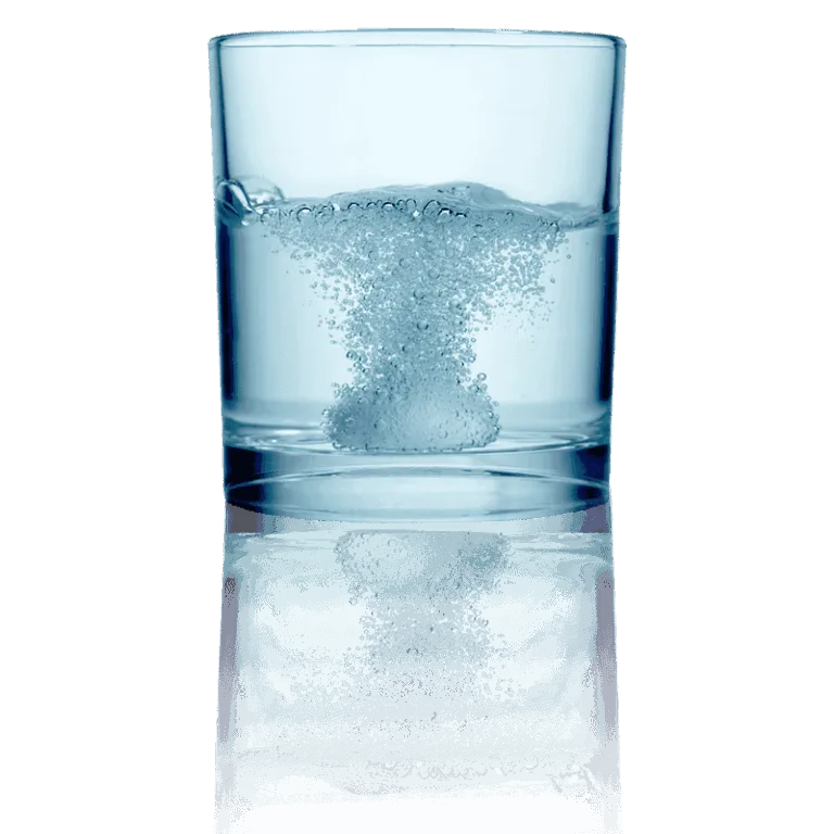 Bicchiere di vetro con acqua depurata