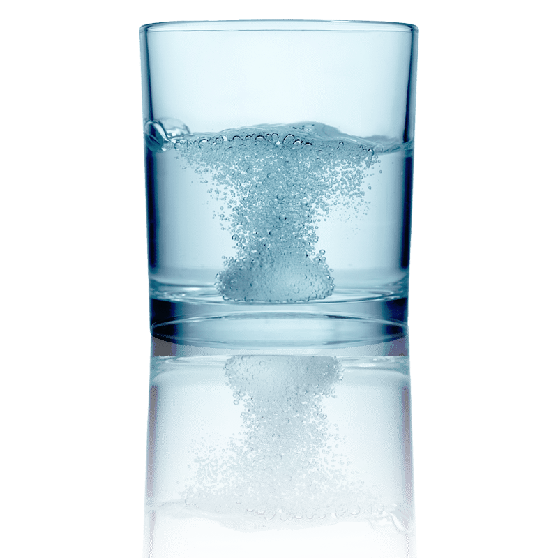 Bicchiere di vetro con acqua depurata