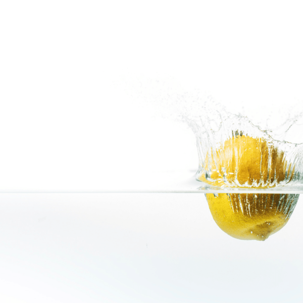 Acqua pura con limone